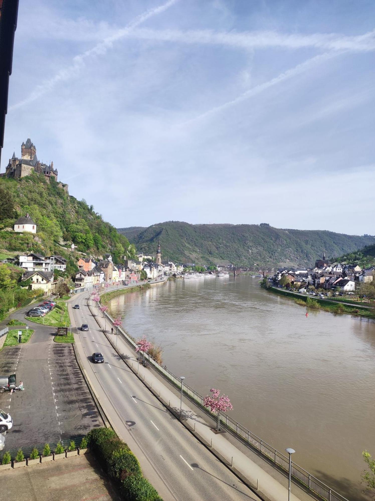 Panorama Oase Ferienwohnung Mit Blick Auf Mosel Und Reichsburg Cochem Kültér fotó